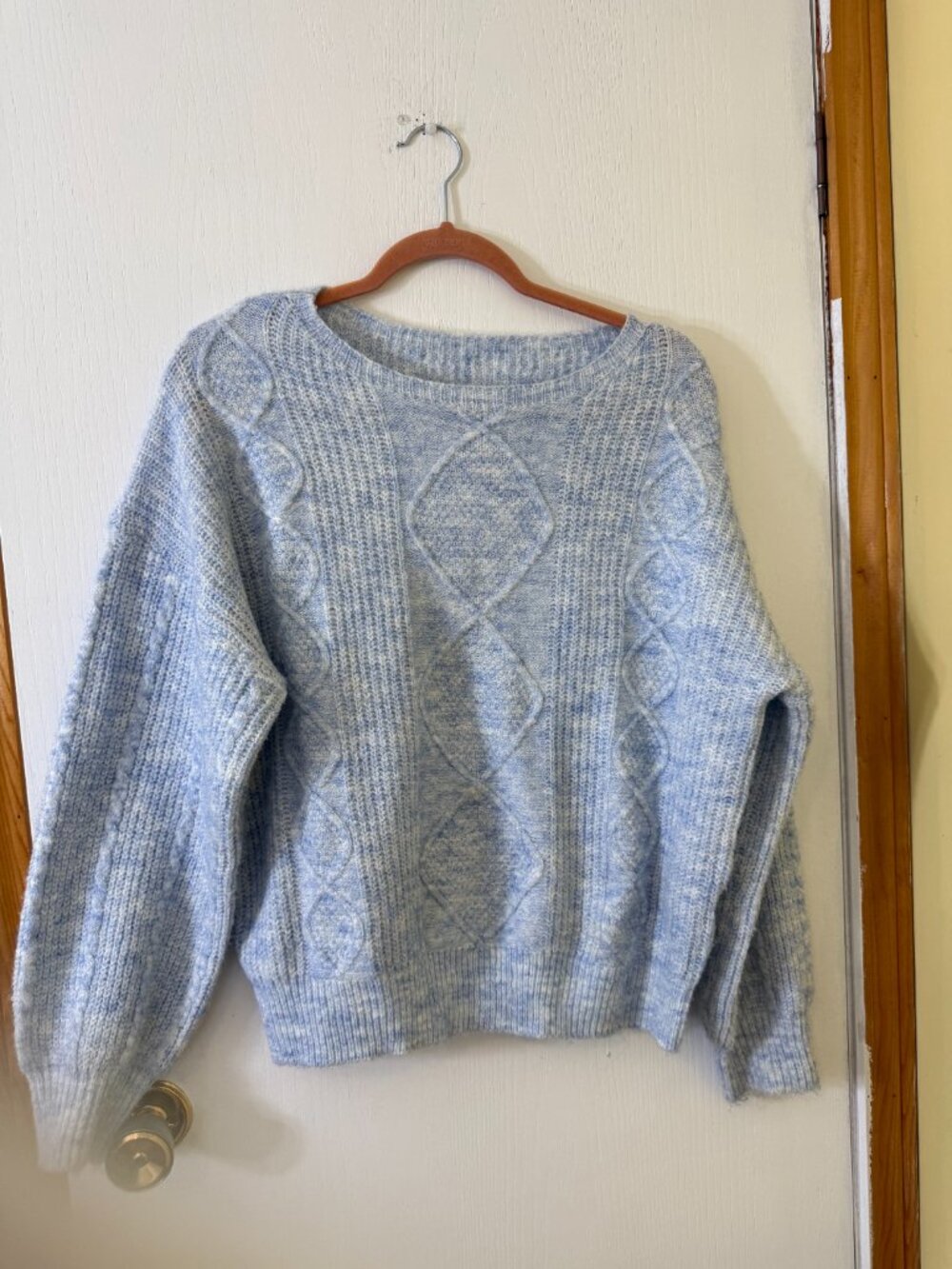 🌷 2/15 Unknown Brand Light Blue Cable Knit Cropped Sweater Size M/L - Picture 4 of 5